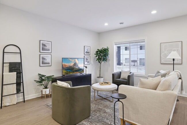 Photo - 947 Willow Pl