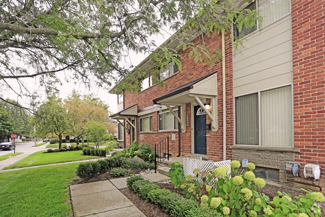 Arlington Townhomes & Apartments