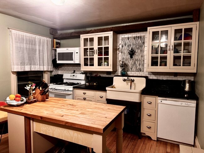 Building Photo - 1049 Spaight St Unit Apartment 3