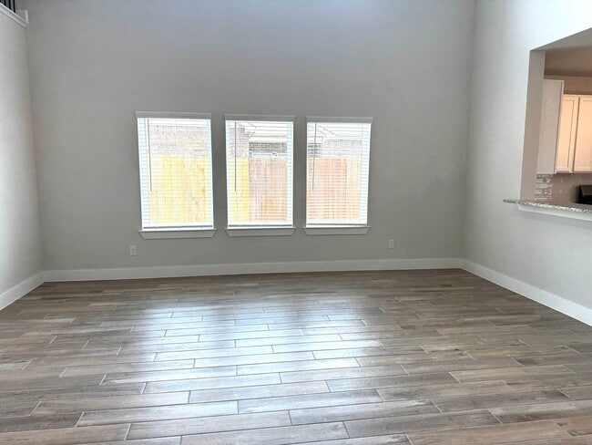 Photo - 359 Twin Lakes Blvd W
