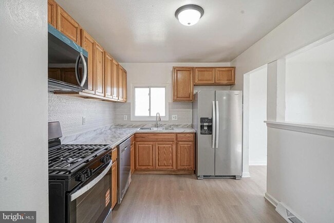 Photo - 220 College Dr