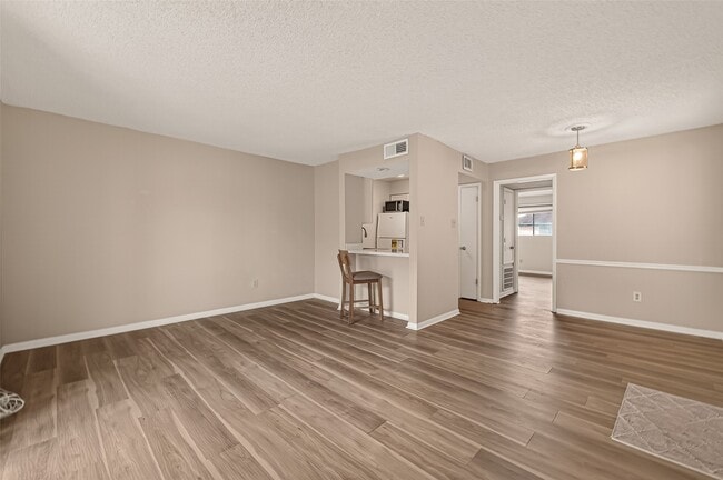 Building Photo - 1516 Bay Area Blvd Unit H10