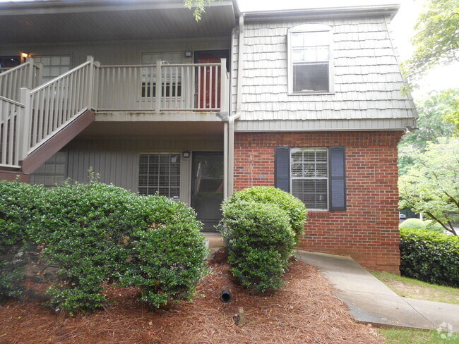 Building Photo - MAIN LEVEL END UNIT OVERLOOKING POOL! Rental