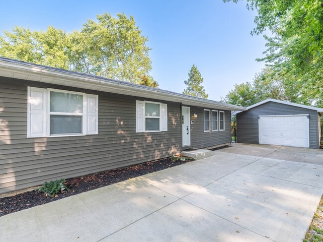 Building Photo - 211 Sharen St