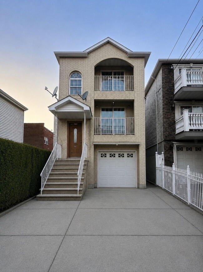 Building Photo - 28 4th St Unit 1