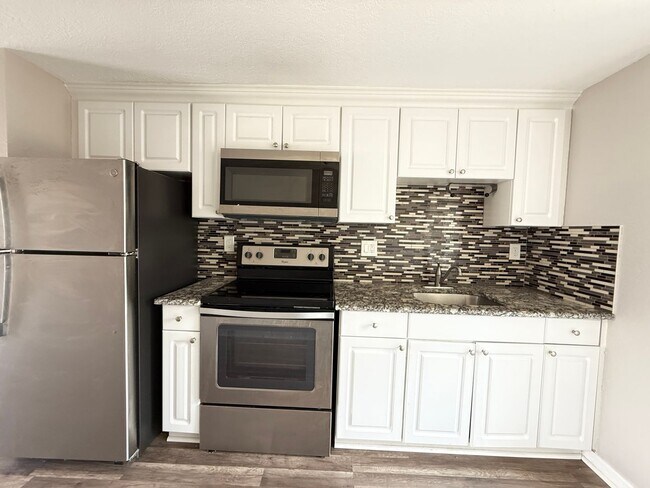 Photo - 2 Bedroom 1 Bath Duplex with Washer/Dryer!...