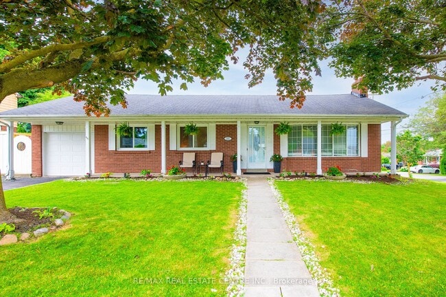 Building Photo - 301 St Lawrence St