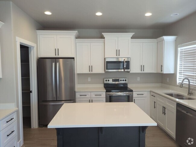 Building Photo - Beautifully Designed 3 Bedroom Townhome Ne...