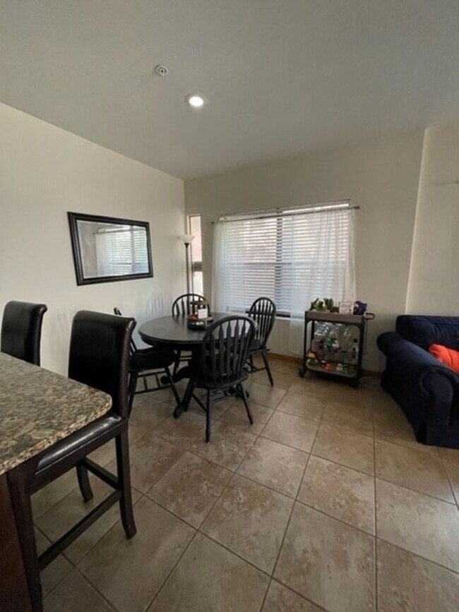 Photo - C0517 Woodbury Row Unidad 10