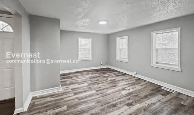 Photo - Spacious 3-Bedroom Home with Deck and Modern Appliances