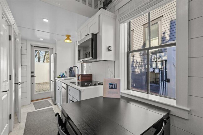 Photo - 6 1/2 Cross St