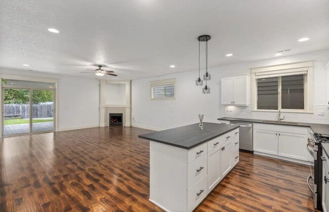 Photo - 8826 SW Spruce St