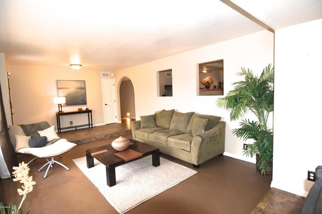 Building Photo - 10008 N 33rd Pl