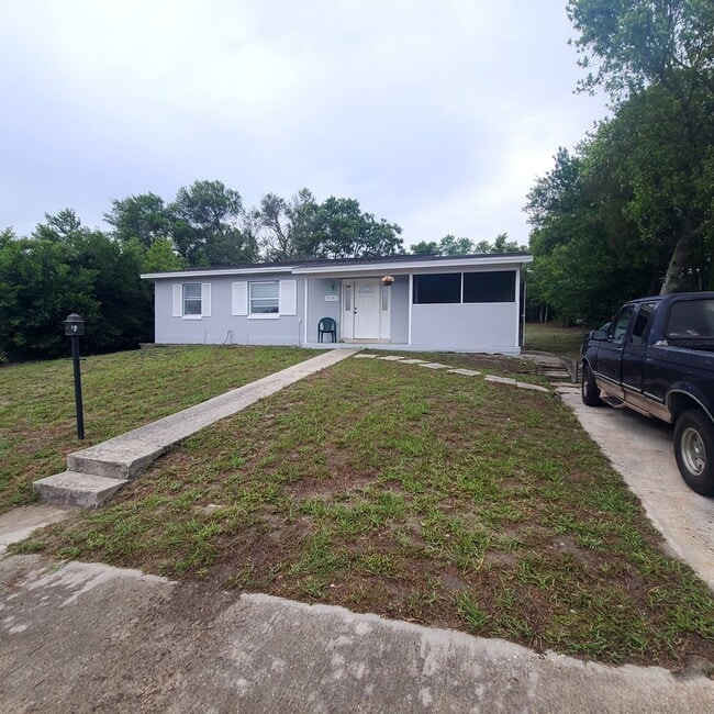 Building Photo - 7102 Holiday Dr