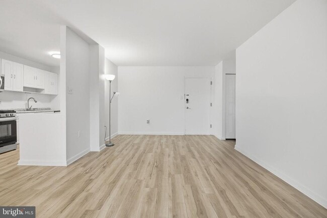 Building Photo - 5250 Valley Forge Dr Unit 306