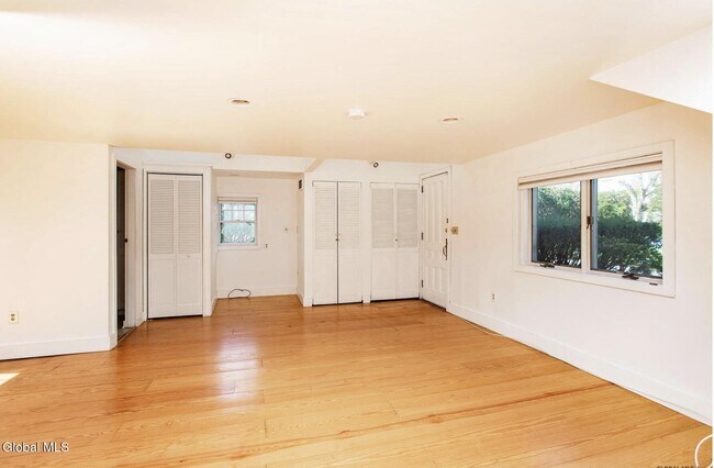 Photo - 586 N Broadway