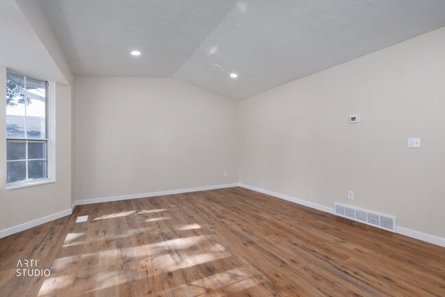 Photo - 965 Dorothea Way