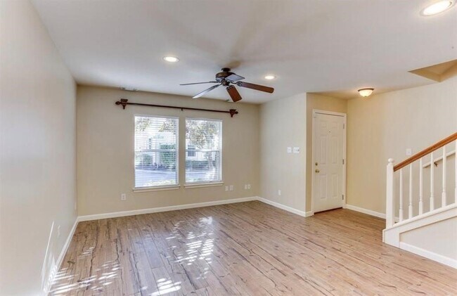 Photo - 730 Redwing Pl Dr