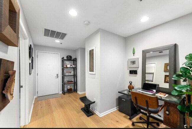 Photo - 225 S Sangamon St