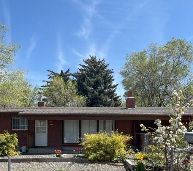 Building Photo - Bench Location Just Minutes to Downtown an... Rental