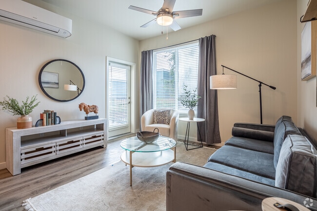 2BR, 2BA - 999SF