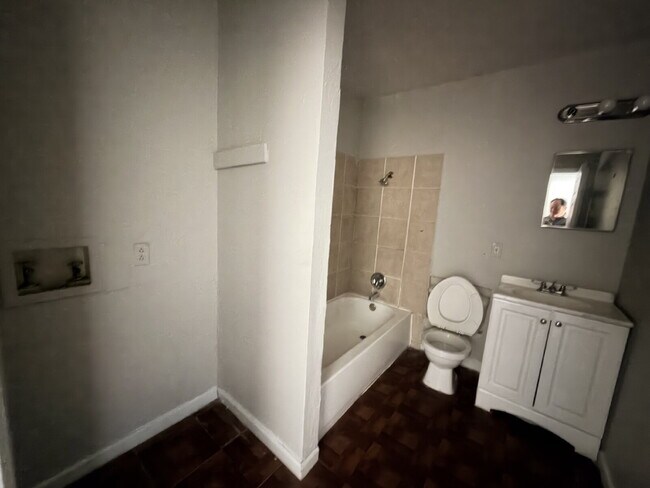 Fouplex 2 bedroom unit ready to move in in Castle Hill!