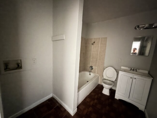 Photo - Fouplex 2 bedroom unit ready to move in in Castle Hill! Unit 3