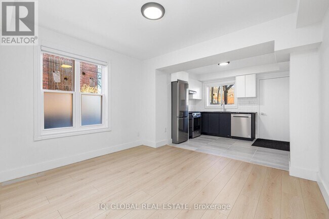 Photo - 633 Ossington Ave