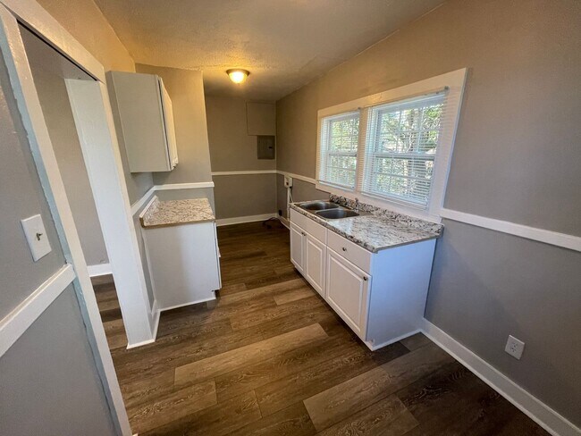 Photo - 1507 E 33rd St Unidad 1507 B Upper
