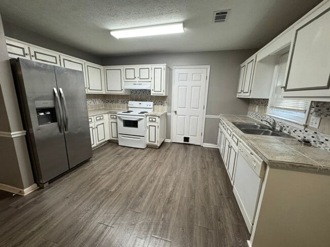 Photo - 108 Wolverine Ct