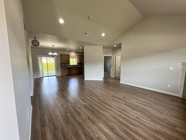 Photo - 823 Riley Dr NE