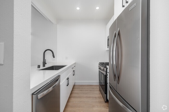 1BR + Loft, 1BA - 715SF - Kitchen