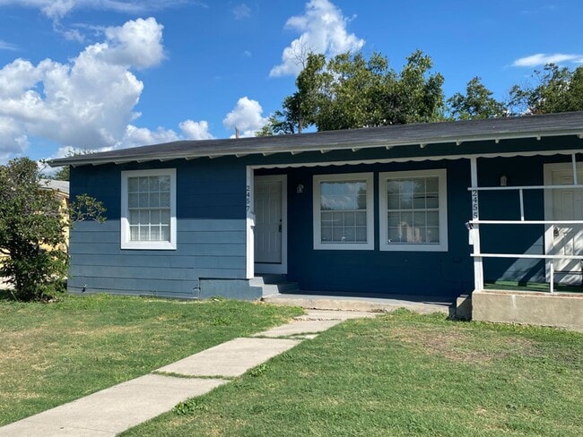 Building Photo - 2Bed/1Bath House for Rent! Available Now