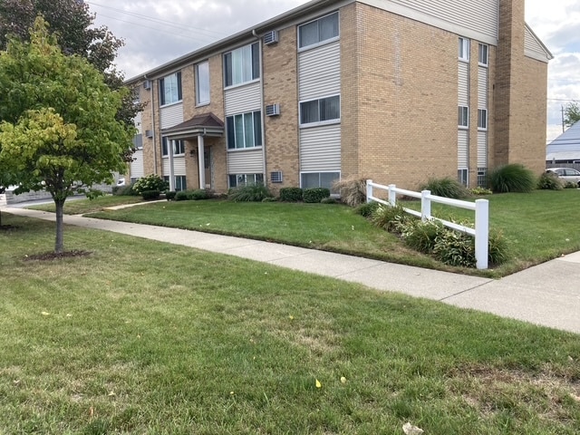 Photo - 1500 E 10 Mile Rd