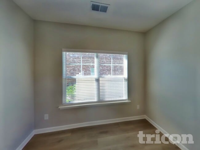 Photo - 415 Middleton Ln