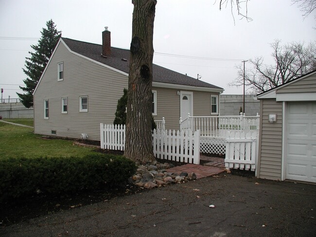 Photo - 44179 Grand River Ave