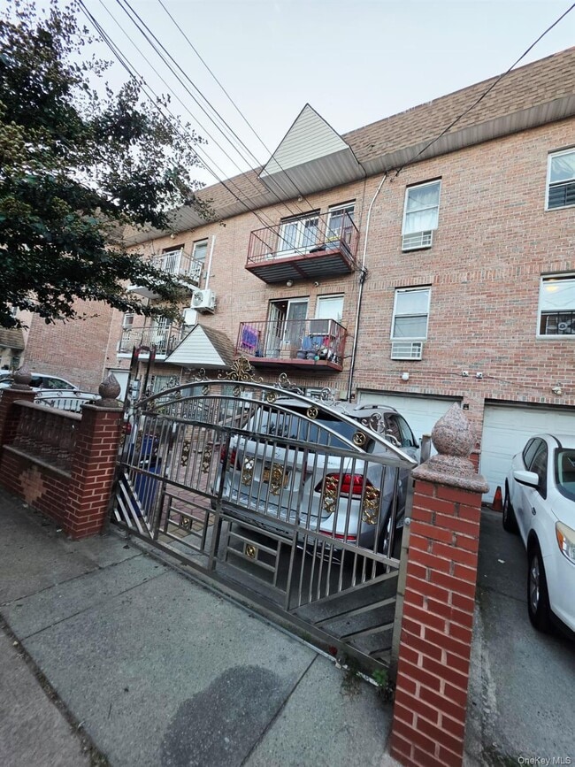 Building Photo - 93-26 197th St Unit 3rd Floor