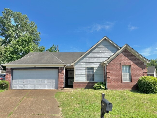 Photo - 1090 Cambrain Dr House