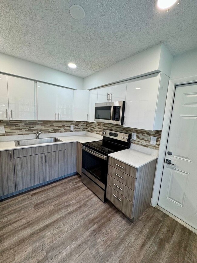 Photo - 100 SW 9th St Unit B