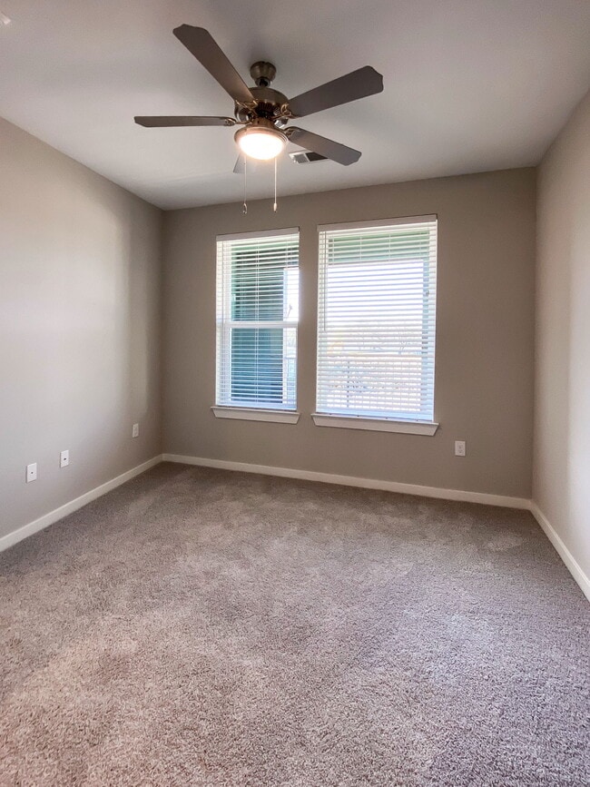 Photo - 1912 N Beckley Ave Unit 3045