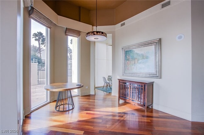 Building Photo - 2877 Paradise Rd Unit 105