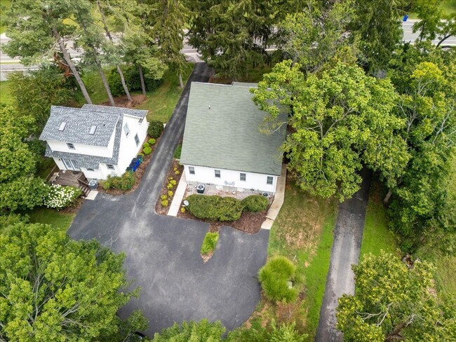 Photo - Spacious 3BR Townhome by the Bus Stop