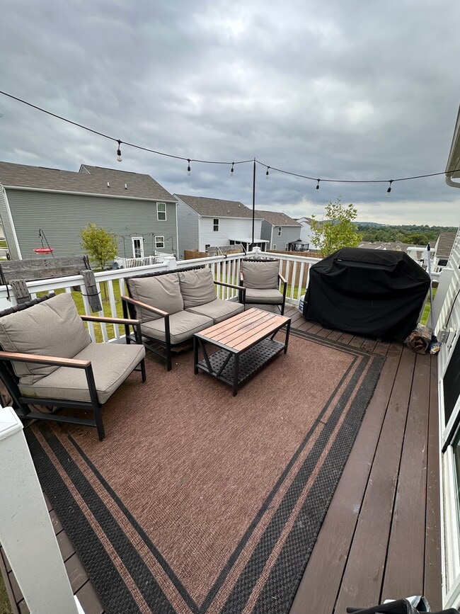 Patio trasero con escaleras que conducen al patio. - 2736 Thornton Grove Blvd