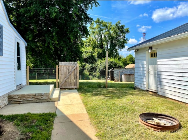 Photo - AVAILABLE NOW. 2 bed/1 bath SINGLE FAMILY HOME with fenced yard!