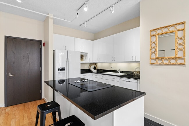 Photo - 737 W Washington Blvd Unit 806