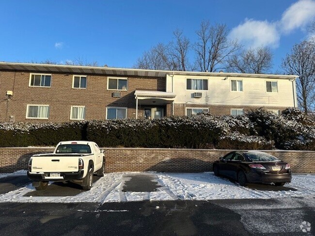 Building Photo - ALL UTILITIES INCLUDED! 2nd Floor 2 Bedroo... Unit 4 Rental