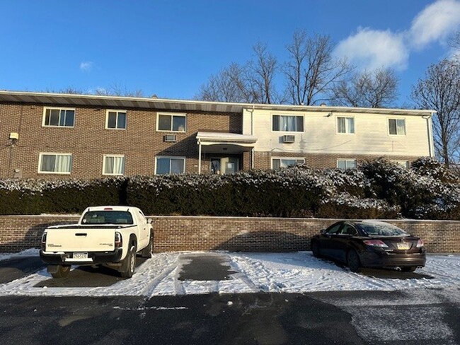 ALL UTILITIES INCLUDED! 2nd Floor 2 Bedroo... - ALL UTILITIES INCLUDED! 2nd Floor 2 Bedroo... Apartment Unit 4