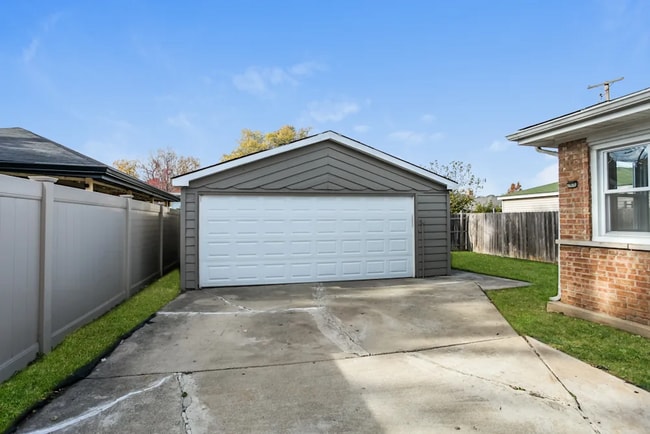 Building Photo - 9543 S Sacramento Ave