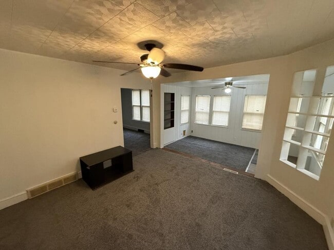 Photo - 906 E 9th St