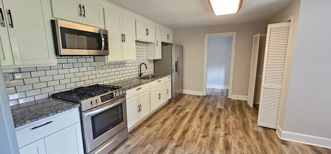 Photo - 1+Acre in the country! 2 bed/1.5 Bth- NO C...